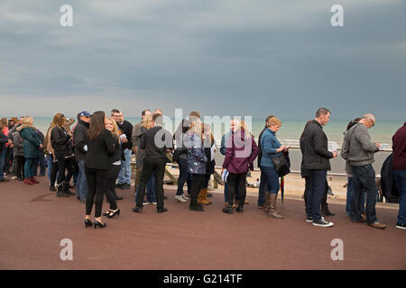 Hastings, Royaume-Uni. 21 mai 2016. La foule d'attente pour voir jouer la folie sur le nouveau crédit : Hastings Pier Keith Larby/Alamy Live News Banque D'Images