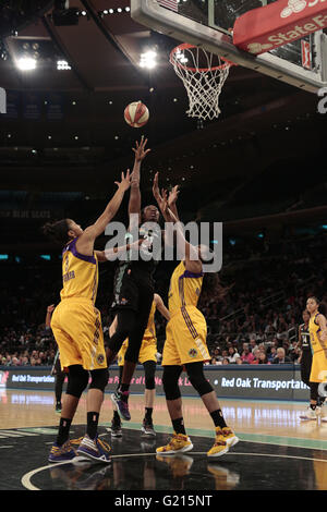 La ville de New York, New Jersey, USA. 21 mai, 2016. New York Liberty center, TINA CHARLES (31), disques durs au panier contre Los Angeles dans un match au Madison Square Garden de New York. © Joel Plummer/ZUMA/Alamy Fil Live News Banque D'Images