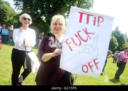 Zagreb, Croatie. 21 mai, 2016. Des manifestants : signes avec mars soulevées par Zagreb dans une protestation contre nous et contre Monsanto groupe biotechnologie TTIP accord. Credit : PhotoJa/Alamy Live News Banque D'Images