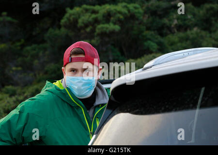 , Irazu Costa Rica. 21 mai, 2016. Un touriste porte un masque alors qu'une émanation de cendres montres le Volcan Turrialba, depuis le haut du volcan Irazú, 65km au sud-est de San José, capitale du Costa Rica, le 21 mai 2016. Le Costa Rica Volcan Turrialba une fois de plus éclaté et gaz ash le vendredi à autour de 07:20 heure locale (13:20 GMT), le Costa Rica et la volcanologie Observatoire sismique (Ovsicori) dit. © Kent Gilbert/Xinhua/Alamy Live News Banque D'Images