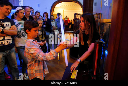 Belgrade. 21 mai, 2016. Un garçon allume une lampe au néon à l'aide de fréquence élevée et de courant haute tension, Nikola Tesla Museum au cours de la Nuit des musées événement culturel de Belgrade, Serbie le 21 mai 2016. Comme un spectacle culturel unique qui a eu lieu dans plus de 120 villes dans le monde entier pour promouvoir le patrimoine culturel de grande valeur, la Nuit des musées a eu lieu samedi sous le thème "Les yeux ouverts pour la nuit" ici en Serbie. © Predrag Milosavljevic/Xinhua/Alamy Live News Banque D'Images