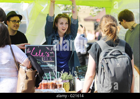 Helsinki. 21 mai, 2016. Un stand vend ses aliments pendant la journée Restaurant à Helsinki, Finlande le 21 mai 2016. Helsinki a été témoin de la célébration du 5ème anniversaire de jour Restaurant le 21 mai samedi, avec des centaines de fournisseurs d'emballage le parc public dans le centre-ville, attirant des milliers de visiteurs. © Zhang Xuan/Xinhua/Alamy Live News Banque D'Images