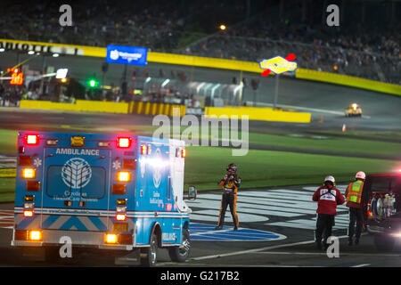 Concord, NC, USA. 21 mai, 2016. Tony Stewart (14) sort de sa voiture après avoir effectué un contact important pendant le Sprint All-Star Race au Charlotte Motor Speedway à Concord, NC. Credit : csm/Alamy Live News Banque D'Images