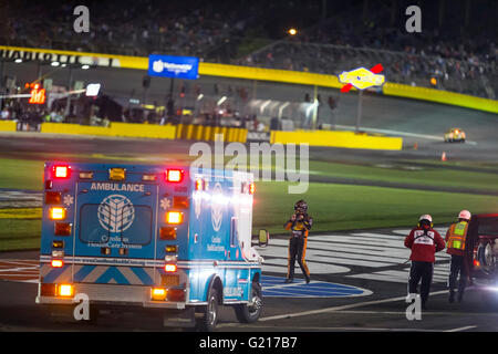 Concord, NC, USA. 21 mai, 2016. Tony Stewart (14) sort de sa voiture après avoir effectué un contact important pendant le Sprint All-Star Race au Charlotte Motor Speedway à Concord, NC. Credit : csm/Alamy Live News Banque D'Images