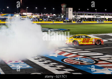 Concord, NC, USA. 21 mai, 2016. Joey Logano (22) remporte le Sprint All-Star Race au Charlotte Motor Speedway à Concord, NC. Credit : csm/Alamy Live News Banque D'Images