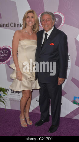 Las Vegas, Nevada, USA. 21 mai, 2016. Chanteur Tony Bennett et sa femme Susan Benedetto assister à la garder vivante la mémoire 20e Congrès annuel de la puissance de l'amour gala le 21 mai 2016, au MGM Grand Arena de Las Vegas, Nevada. Crédit : Marcel Thomas/ZUMA/Alamy Fil Live News Banque D'Images