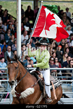 Surrey, Canada. 21 mai, 2016. Une cowgirl effectue pendant la Cloverdale Rodeo à Surrey, Canada, Mai 21, 2016. Plus de 95 cowboys et cowgirls participé leurs compétences à la 70e circonscription Cloverdale Rodeo à Surrey, Canada. Cloverdale Rodeo est l'une des plus grandes et plus ancien événement rodéo en Amérique du Nord. Crédit : Andrew Soong/Xinhua/Alamy Live News Banque D'Images