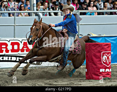 Surrey, Canada. 21 mai, 2016. Une cowgirl en concurrence pour la course de barils dames pendant la Cloverdale Rodeo à Surrey, Canada, Mai 21, 2016. Plus de 95 cowboys et cowgirls participé leurs compétences à la 70e circonscription Cloverdale Rodeo à Surrey, Canada. Cloverdale Rodeo est l'une des plus grandes et plus ancien événement rodéo en Amérique du Nord. Crédit : Andrew Soong/Xinhua/Alamy Live News Banque D'Images