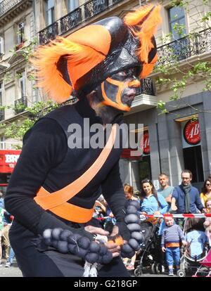 Bruxelles. 21 mai, 2016. Un artiste prend part à l'biyearly Zinneke Parade sous le thème "' Fragil à Bruxelles, capitale de la Belgique le 21 mai 2016. Credit : Gong Bing/Xinhua/Alamy Live News Banque D'Images