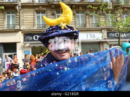 Bruxelles. 21 mai, 2016. Un artiste prend part à l'biyearly Zinneke Parade sous le thème "' Fragil à Bruxelles, capitale de la Belgique le 21 mai 2016. Credit : Gong Bing/Xinhua/Alamy Live News Banque D'Images