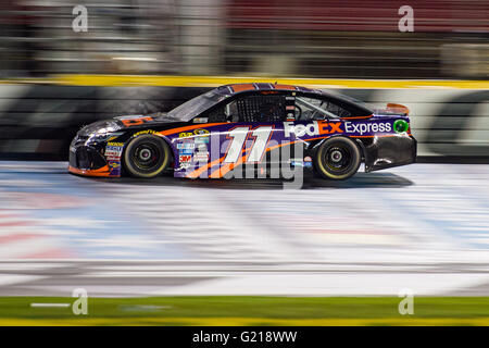 Concord, Caroline du Nord, l'Espagne. 21 mai, 2016. Pilote de NASCAR Denny Hamlin # 11 au cours de la NASCAR Sprint Cup Series All-Star Race le samedi 21 mai 2016 au Charlotte Motor Speedway à Concord, NC. Credit : Cal Sport Media/Alamy Live News Banque D'Images