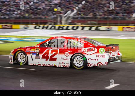 Concord, Caroline du Nord, l'Espagne. 21 mai, 2016. Pilote de NASCAR Kyle Larson # 42 au cours de la NASCAR Sprint Cup Series All-Star Race le samedi 21 mai 2016 au Charlotte Motor Speedway à Concord, NC. Credit : Cal Sport Media/Alamy Live News Banque D'Images