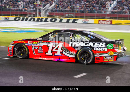 Concord, Caroline du Nord, l'Espagne. 21 mai, 2016. Le pilote de NASCAR Tony Stewart # 14 au cours de la NASCAR Sprint Cup Series All-Star Race le samedi 21 mai 2016 au Charlotte Motor Speedway à Concord, NC. Credit : Cal Sport Media/Alamy Live News Banque D'Images