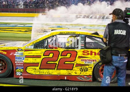 Concord, Caroline du Nord, l'Espagne. 21 mai, 2016. Pilote de NASCAR Joey Logano # 22 au cours de la NASCAR Sprint Cup Series All-Star Race le samedi 21 mai 2016 au Charlotte Motor Speedway à Concord, NC. Credit : Cal Sport Media/Alamy Live News Banque D'Images