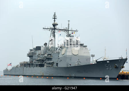 Manille. 22 mai, 2016. Photo prise le 22 mai 2016 montre cruiser lance-missiles USS Mobile Bay (CG 53) amarré à un quai à Manille, aux Philippines. Sept navires de guerre, qui a formé un groupe d'intervention de la marine des États-Unis, sont arrivés aux Philippines pour une visite de routine, les médias locaux ont rapporté le samedi. © Rouelle Umali/Xinhua/Alamy Live News Banque D'Images