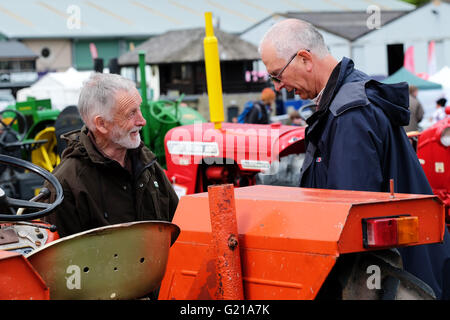 Royal Welsh Festival du printemps, mai 2016 - parmi les nombreuses attractions à l'expo à Mid Wales visiteurs ont pu profiter d'une collection colorée de vieux millésime tracteurs de ferme. Banque D'Images