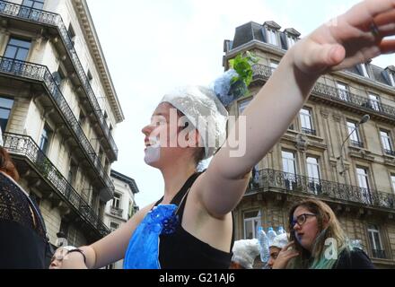 Bruxelles. 21 mai, 2016. Un artiste prend part à l'biyearly Zinneke Parade sous le thème "' Fragil à Bruxelles, capitale de la Belgique le 21 mai 2016. © Gong Bing/Xinhua/Alamy Live News Banque D'Images