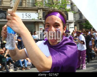 Bruxelles. 21 mai, 2016. Un artiste prend part à l'biyearly Zinneke Parade sous le thème "' Fragil à Bruxelles, capitale de la Belgique le 21 mai 2016. © Gong Bing/Xinhua/Alamy Live News Banque D'Images