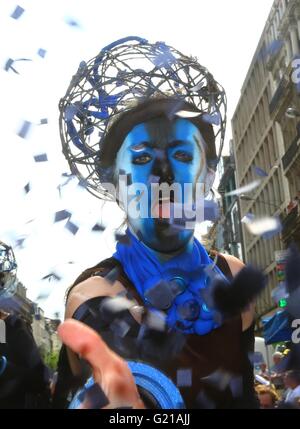 Bruxelles. 21 mai, 2016. Un artiste prend part à l'biyearly Zinneke Parade sous le thème "' Fragil à Bruxelles, capitale de la Belgique le 21 mai 2016. © Gong Bing/Xinhua/Alamy Live News Banque D'Images