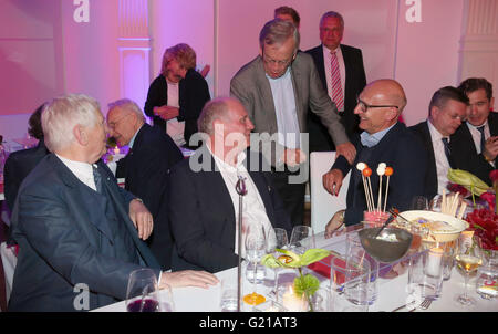 Berlin, Allemagne. 21 mai, 2016. Document - BERLIN, ALLEMAGNE - le 21 mai : (L-R) Otto Schily, Uli Hoeness, Heinrich von Pierer, et Timothée Höttges, président directeur général de Deutsche Telekom AG assister à la FC Bayern München parti des champions à Deutsche Telekom's Bureau de représentation le 21 mai 2016 à Berlin, Allemagne. Photo : Alexander Hassenstein/Bongarts/Getty Images/AFP (à l'ATTENTION DES RÉDACTEURS : EDITORIAL N'UTILISER QUE DANS LE CADRE DE RAPPORTS ACTUEL/crédits obligatoires : Alexander Hassenstein/Bongarts/Getty Images/afp')/dpa/Alamy Live News Banque D'Images