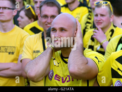 Berlin, Allemagne. 21 mai, 2016. Un défenseur du Borussia Dortmund regarde la finale de la Coupe DFB Allemand match de football entre le Bayern Munich et le Borussia Dortmund sur un écran à l'Fernsehgarten (lit. Télévision Jardin) à Berlin, Allemagne, 21 mai 2016. Photo : PAUL ZINKEN/dpa/Alamy Live News Banque D'Images