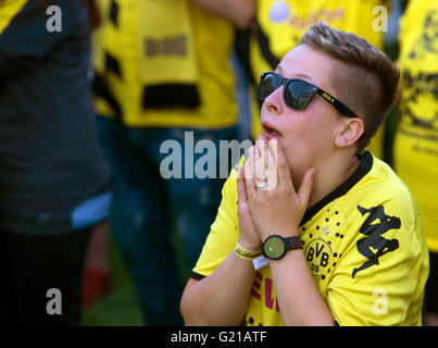 Berlin, Allemagne. 21 mai, 2016. Un défenseur du Borussia Dortmund regarde la finale de la Coupe DFB Allemand match de football entre le Bayern Munich et le Borussia Dortmund sur un écran à l'Fernsehgarten (lit. Télévision Jardin) à Berlin, Allemagne, 21 mai 2016. Photo : PAUL ZINKEN/dpa/Alamy Live News Banque D'Images