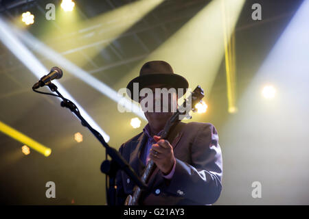 Hastings,UK,21 mai 2016,Madness jouer à des foules immenses sur le nouvellement ouvert Hastings Pier Crédit : Keith Larby/Alamy Live News Banque D'Images