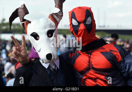 Düsseldorf, Allemagne. 21 mai, 2016. Deux hommes portant des costumes Cosplay posent à la Journée du Japon à Duesseldorf, Allemagne, 21 mai 2016. Des milliers de passionnés ont assisté à la Journée du Japon, dont beaucoup portaient des costumes de Cosplay. L'événement vedette arts japonais et sports et culiminated dans un feu d'artifice dans la soirée. Photo : HORST OSSINGER/DPA - PAS DE FIL - SERVICE/dpa/Alamy Live News Banque D'Images