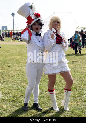 Düsseldorf, Allemagne. 21 mai, 2016. Deux femmes portant des costumes posent à la manga Japon Jour à Duesseldorf, Allemagne, 21 mai 2016. Des milliers de passionnés ont assisté à la Journée du Japon, dont beaucoup portaient des costumes de Cosplay. L'événement vedette arts japonais et sports et culiminated dans un feu d'artifice dans la soirée. Photo : HORST OSSINGER/DPA - PAS DE FIL - SERVICE/dpa/Alamy Live News Banque D'Images