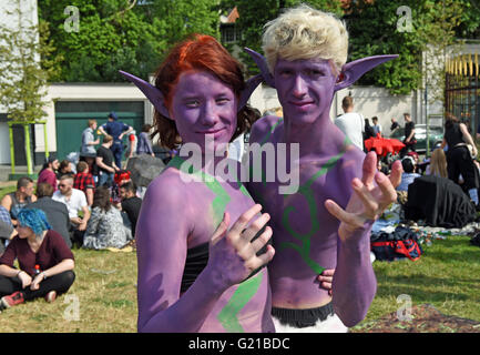 Düsseldorf, Allemagne. 21 mai, 2016. Deux jeunes gens portant des costumes Cosplay posent à la Journée du Japon à Duesseldorf, Allemagne, 21 mai 2016. Des milliers de passionnés ont assisté à la Journée du Japon, dont beaucoup portaient des costumes de Cosplay. L'événement vedette arts japonais et sports et culiminated dans un feu d'artifice dans la soirée. Photo : HORST OSSINGER/DPA - PAS DE FIL - SERVICE/dpa/Alamy Live News Banque D'Images