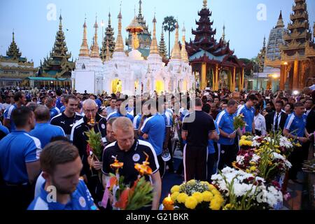 Yangon, Myanmar. 22 mai, 2016. Membres de l'English Premier League nouvellement couronné champions Leicester City visiter la pagode Shwedagon à Yangon, Myanmar, le 22 mai 2016. Credit : U Aung/Xinhua/Alamy Live News Banque D'Images