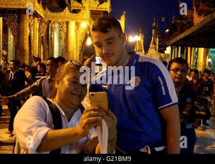 Yangon, Myanmar. 22 mai, 2016. Un Myanmar prend un ventilateur avec un joueur de selfies nouveaux couronnés champions de première division anglaise de Leicester City pendant la visite de ce dernier à la pagode Shwedagon à Yangon, Myanmar, le 22 mai 2016. Credit : U Aung/Xinhua/Alamy Live News Banque D'Images