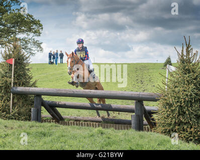 Rockingham, Corby, Royaume-Uni. 22 mai, 2016. Katie Rucker et son cheval Qualité haut Rossdaragh leap le piège de l'éléphant d'obstacle pendant le cross country de l'événement international horse trials at Rockingham, Corby, en Angleterre, le dimanche 22 mai 2016. Credit : miscellany/Alamy Live News Banque D'Images