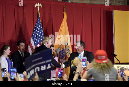 Lawrenceville, New Jersey, USA. 19 mai, 2016. Présomption de Donald Trump candidat GOP assiste à un 19 mai, 2016 Activité de financement avec NJ Gov. CHRIS CHRISTIEat Lawrenceville National Guard Armory dans Lawrence Township, NJ © Bastiaan Slabbers/ZUMA/Alamy Fil Live News Banque D'Images