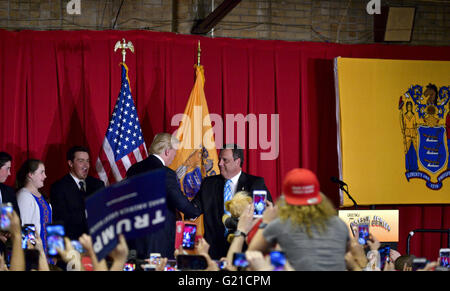 Lawrenceville, New Jersey, USA. 19 mai, 2016. Présomption de Donald Trump candidat GOP assiste à un 19 mai, 2016 Activité de financement avec NJ Gov. CHRIS CHRISTIE à Lawrenceville National Guard Armory dans Lawrence Township, NJ © Bastiaan Slabbers/ZUMA/Alamy Fil Live News Banque D'Images