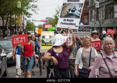 Montréal, Québec, Canada. 22 janvier, 2016. Dans le cadre de l'action mondiale contre l'American biotech Monsanto, des centaines de prendre les rues de Montréal contre la société et à la demande au gouvernement canadien d'étiqueter les aliments génétiquement modifiés. © Oscar Aguirre/ZUMA/ZUMAPRESS.com/Alamy fil Live News Banque D'Images