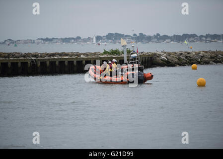 Poole, UK. 22 mai, 2016. Les membres de la RNLI effectuer une simulation de sauvetage d'un kayak chaviré à Poole Harbour Boat Show. Crédit : Martin l'arrêt Woolmington/Alamy Live News Banque D'Images