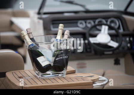 Poole, UK. 22 mai, 2016. Bouteilles de champagne sur un prestigieux bateau au port de Poole boat show. Crédit : Martin l'arrêt Woolmington/Alamy Live News Banque D'Images