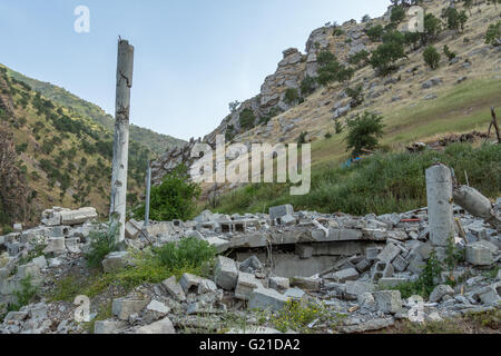 Qandil, l'Iraq. 15 mai, 2016. Dans les montagnes de Qandil la guérilla du Parti des Travailleurs du Kurdistan (PKK) a sa base principale d'exploitation. Ils contrôlent un territoire immense qui est bombardé presque sur une base quotidienne par la Turquie. Contrairement aux déclarations officielles de l'armée turque, la guérilla dire les bombardements ont tué huit civils et trois guérilleros depuis août 2015. © Willi Effenberger/Pacific Press/Alamy Live News Banque D'Images