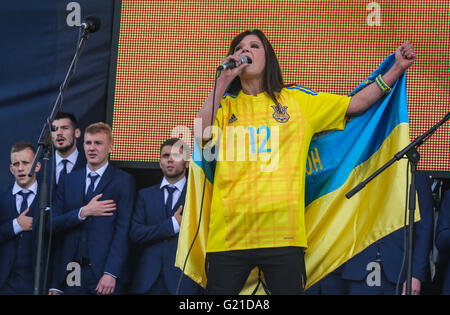 Kiev, Ukraine. 22 mai, 2016. La célèbre chanteuse, gagnante de l'Eurovision song contest Ruslana chante l'hymne de l'Ukraine à l'équipe nationale de football fans. Les Ukrainiens ont mené leur équipe nationale de football pour le championnat d'Europe qui se tiendra du 10 juin au 10 juillet en France. La cérémonie a réuni le président de l'Ukraine Petro Poroshenko et hauts fonctionnaires. Credit : Tommy Lindholm/Pacific Press/Alamy Live News Banque D'Images