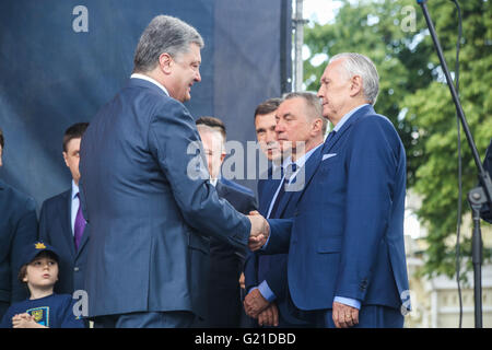 Kiev, Ukraine. 22 mai, 2016. Président de l'Ukraine Petro Poroshenko, serre la main à l'entraîneur en chef de l'équipe de football de Lukraine Mykhailo Fomenko. Les Ukrainiens ont mené leur équipe de football nationale pour le championnat d'Europe qui se tiendra du 10 juin au 10 juillet en France. La cérémonie a réuni le président de l'Ukraine Petro Poroshenko et hauts fonctionnaires. Credit : Tommy Lindholm/Pacific Press/Alamy Live News Banque D'Images