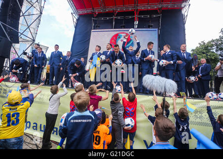 Kiev, Ukraine. 22 mai, 2016. Les Ukrainiens ont mené leur équipe nationale de football pour le championnat d'Europe qui se tiendra du 10 juin au 10 juillet en France. La cérémonie a réuni le président de l'Ukraine Petro Poroshenko et hauts fonctionnaires. Credit : Tommy Lindholm/Pacific Press/Alamy Live News Banque D'Images