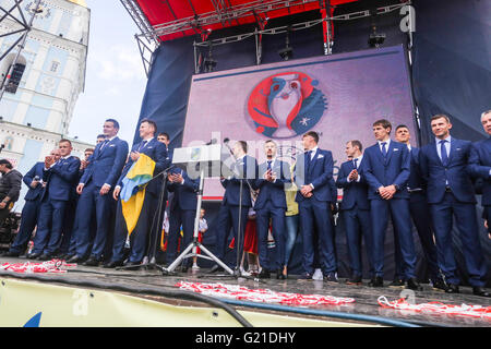 Kiev, Ukraine. 22 mai, 2016. Les Ukrainiens ont mené leur équipe nationale de football pour le championnat d'Europe qui se tiendra du 10 juin au 10 juillet en France. La cérémonie a réuni le président de l'Ukraine Petro Poroshenko et hauts fonctionnaires. Credit : Tommy Lindholm/Pacific Press/Alamy Live News Banque D'Images