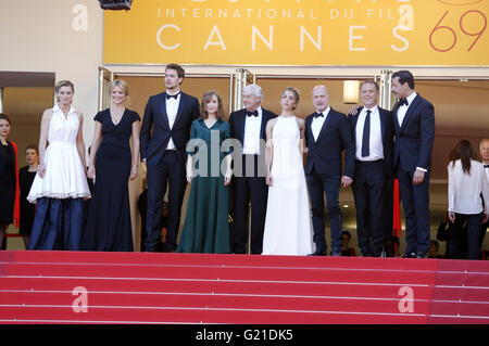 Acteurs Anne Consigny, Virginie Efira, Jonas Bloquet, Isabelle Huppert, directeur Paul Verhoeven, acteurs Alice Isaaz, Christian Berkel, Charles Berling et Laurent Lafitte participant à la 'Elle' premiere pendant le 69e Festival du Film de Cannes au Palais des Festivals de Cannes le 21 mai 2016 dans le monde d'utilisation | Banque D'Images