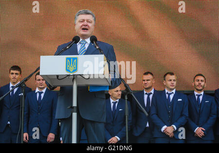 Kiev, Ukraine. 22 mai, 2016. Le président de Lukraine Porochenko parle aux fans de l'équipe de football de l'Ukraine. Les Ukrainiens ont mené leur équipe nationale de football pour le championnat d'Europe qui se tiendra du 10 juin au 10 juillet en France. La cérémonie a réuni le président de l'Ukraine Petro Poroshenko et hauts fonctionnaires. Credit : Tommy Lindholm/Pacific Press/Alamy Live News Banque D'Images