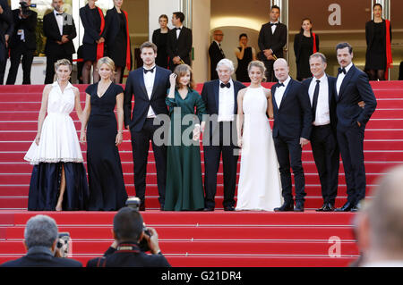 Acteurs Anne Consigny, Virginie Efira, Jonas Bloquet, Isabelle Huppert, directeur Paul Verhoeven, acteurs Alice Isaaz, Christian Berkel, Charles Berling et Laurent Lafitte participant à la 'Elle' premiere pendant le 69e Festival du Film de Cannes au Palais des Festivals de Cannes le 21 mai 2016 dans le monde d'utilisation | Banque D'Images