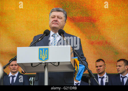 Kiev, Ukraine. 22 mai, 2016. Le président de Lukraine Porochenko parle aux fans de l'équipe de football de l'Ukraine. Les Ukrainiens ont mené leur équipe de football nationale pour le championnat d'Europe qui se tiendra du 10 juin au 10 juillet en France. La cérémonie a réuni le président de l'Ukraine Petro Poroshenko et hauts fonctionnaires. Credit : Tommy Lindholm/Pacific Press/Alamy Live News Banque D'Images