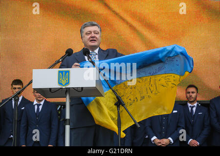 Kiev, Ukraine. 22 mai, 2016. Le président de Lukraine Porochenko parle aux fans de l'équipe de football de l'Ukraine. Les Ukrainiens ont mené leur équipe de football nationale pour le championnat d'Europe qui se tiendra du 10 juin au 10 juillet en France. La cérémonie a réuni le président de l'Ukraine Petro Poroshenko et hauts fonctionnaires. Credit : Tommy Lindholm/Pacific Press/Alamy Live News Banque D'Images