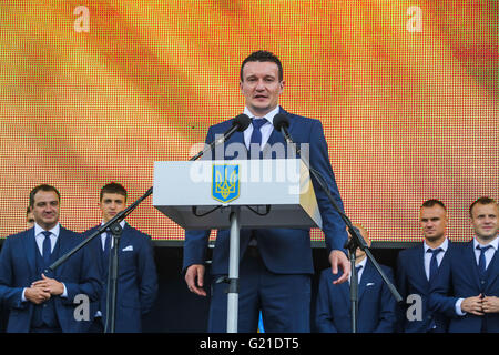 Kiev, Ukraine. 22 mai, 2016. Le capitaine de l'équipe nationale de football ukrainien Artem Fedetskiy parle des amateurs de football. Les Ukrainiens ont mené leur équipe de football nationale pour le championnat d'Europe qui se tiendra du 10 juin au 10 juillet en France. La cérémonie a réuni le président de l'Ukraine Petro Poroshenko et hauts fonctionnaires. Credit : Tommy Lindholm/Pacific Press/Alamy Live News Banque D'Images