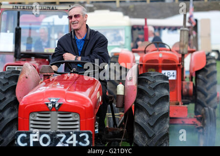 Royal Welsh Festival du printemps, dimanche 22 mai 2016 - Un agriculteur bénéficie d'un rire comme le vieux tracteurs commencer leurs moteurs en attente de début de l'véhicule classique et vintage défilé du tracteur dans l'affichage principal arena le deuxième jour de la Royal Welsh Festival du printemps. Banque D'Images